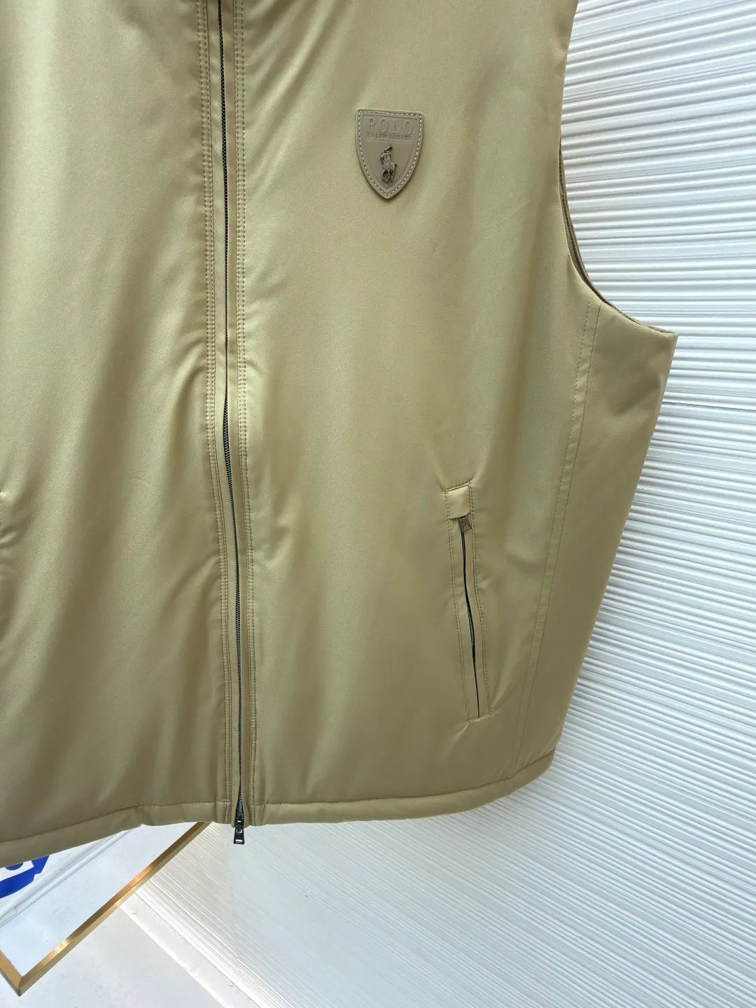 Ralph Lauren Gorham cotton vest ●Original version: Purchased and developed for 4590 ●Item number: 1682478-B50 ●Fabric: nylon fabric ●Technology: splicing production ●Color: khaki ●Version: fitted version ●Weight: about 465 grams ●Size: S-M-L-XL ●Description: Made of high-density nylon. The fabric is not only light and wear-resistant, but also effectively blocks wind and rain from the outside while keeping the inside dry. Made of soft nylon taffeta for a comfortable fit. The various parts of the vest (such as front and back panels, side panels, collar, etc.) are assembled together through precise splicing processes after being cut. When splicing, pay attention to aligning the seams to ensure that the whole piece is smooth and wrinkle-free. For the stitching at the splicing, hidden sewing technology is used to make the stitching less noticeable and improve the aesthetics. At the same time, for parts that are prone to wear and tear, such as collars and cuffs, reinforced splicing or hemming may be used to increase durability. The overall wiring is straight and delicate, the fabric is comfortable and soft, and the color is consistent without color difference. It can be matched with the same style to create a fashionable look and control various occasions. Customized accessories, complete with three standards, same style for men and women!